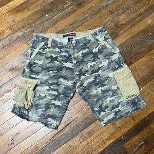 Coogi Australia Mens Camo Cargo Shorts Size 40, read description missing button